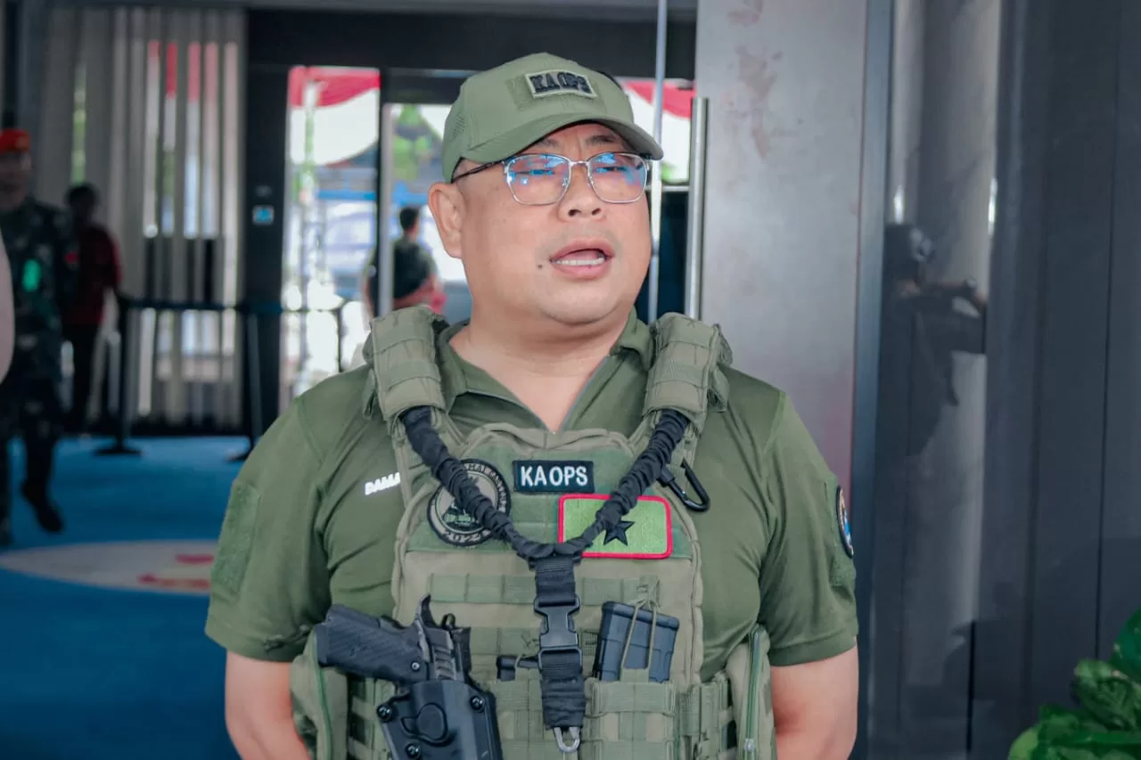 Ka ops Damai Cartenz, Brigjen Pol Faizal Ramadhani saat memberikan keterangan kepada media.