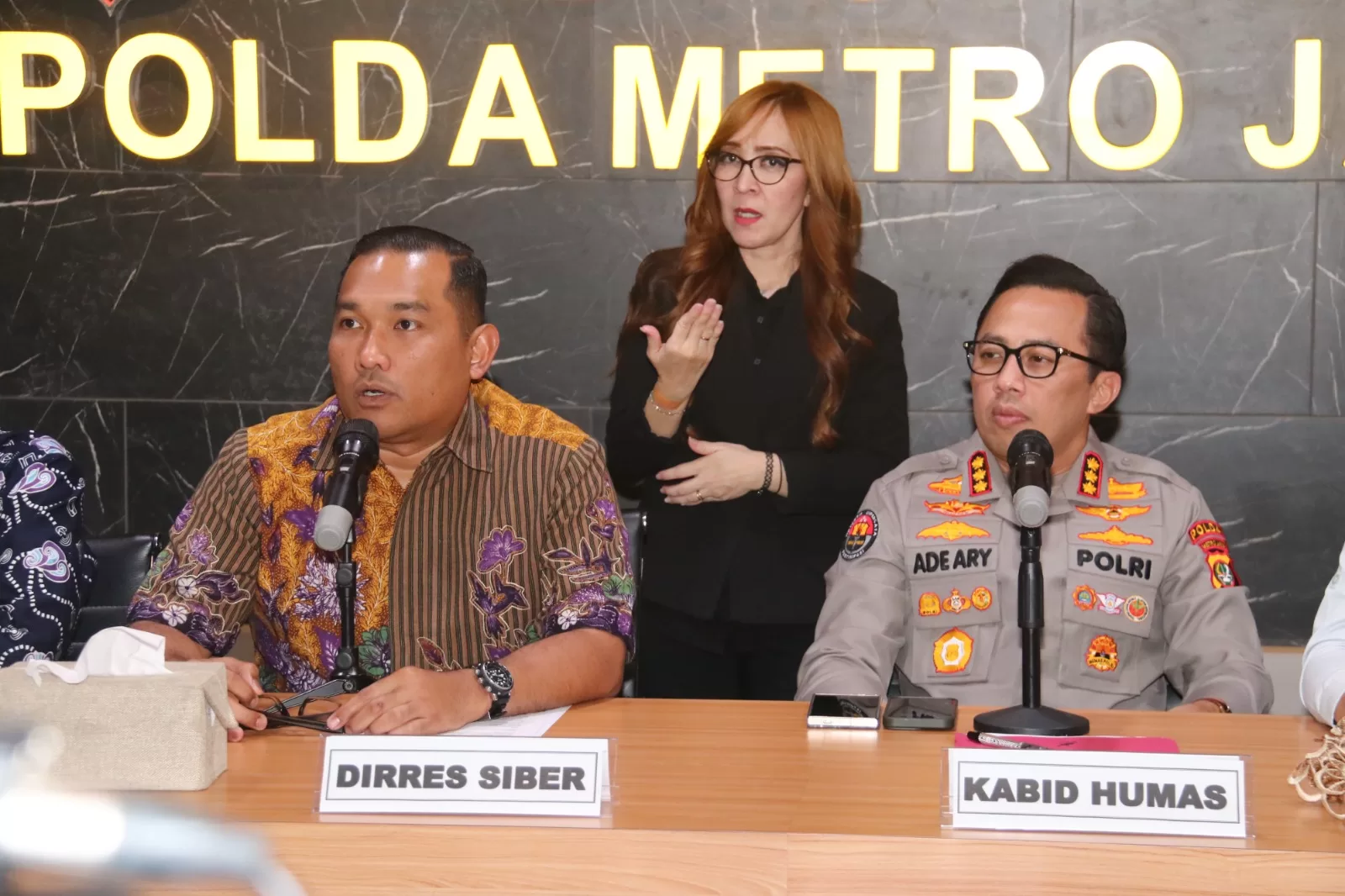 Dirres Siber dan Kabid Humas Polda Metro Jaya saat memberikan keterangan kepada awak media.