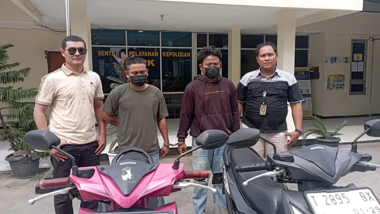 Dua Pelaku Pencuri Motor saat diamankan di Polsek Sukatani. (hms for BacainD.com)