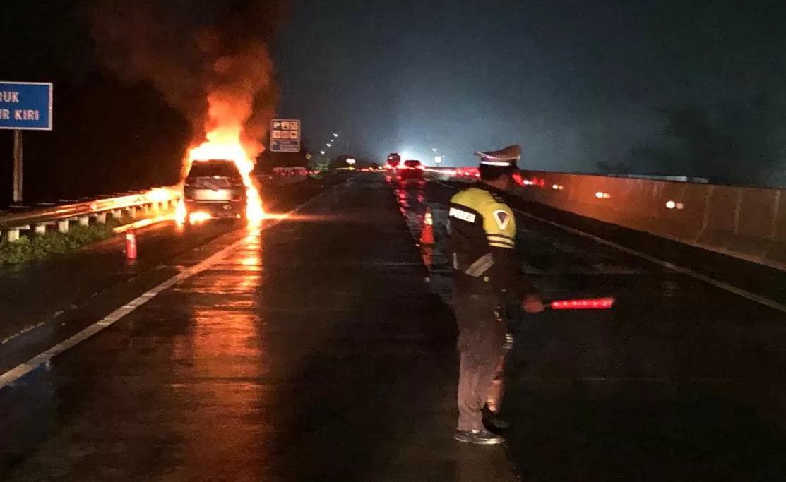 Honda Mobilio Terbakar di Tol Probolinggo-Pasuruan. (Hms for BacainD.com)