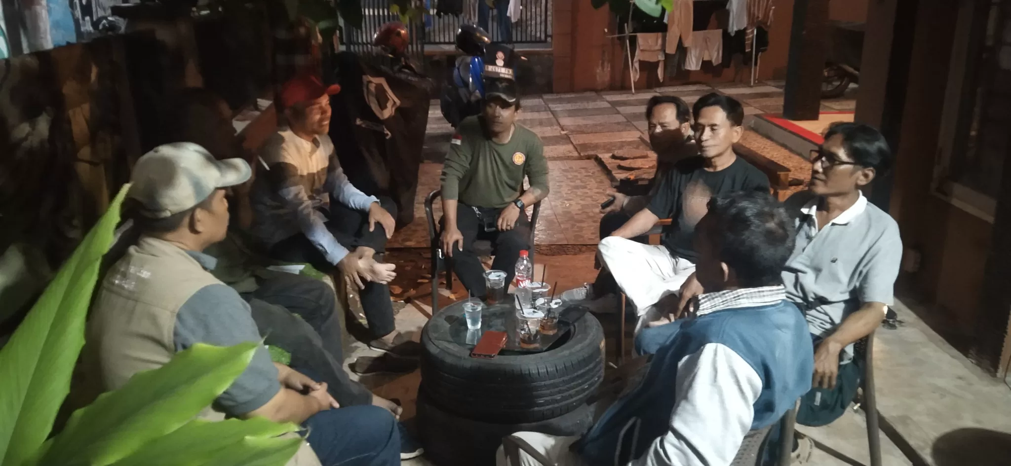 Humas TPST Bantargebang saat berada di kantor sekretariat Pokja Wartawan Bantargenbang. (Dok. Pokja)