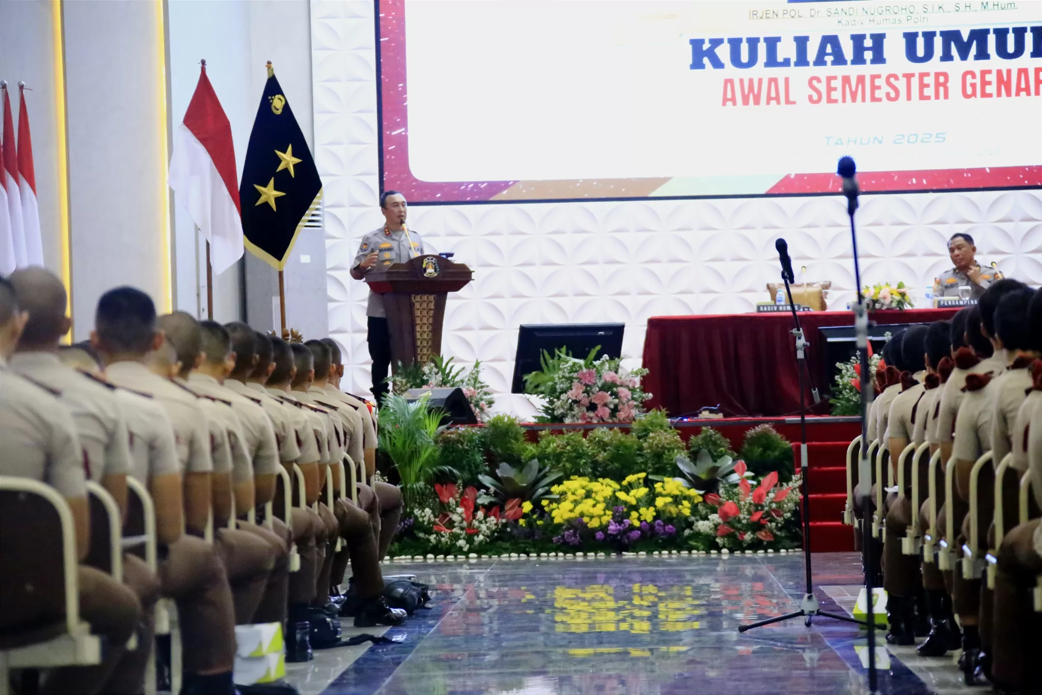 Kadiv Humas Polri saat memberikan kuliah umum di Kampus Akpol Semarang. (Hms for BacainD.com)