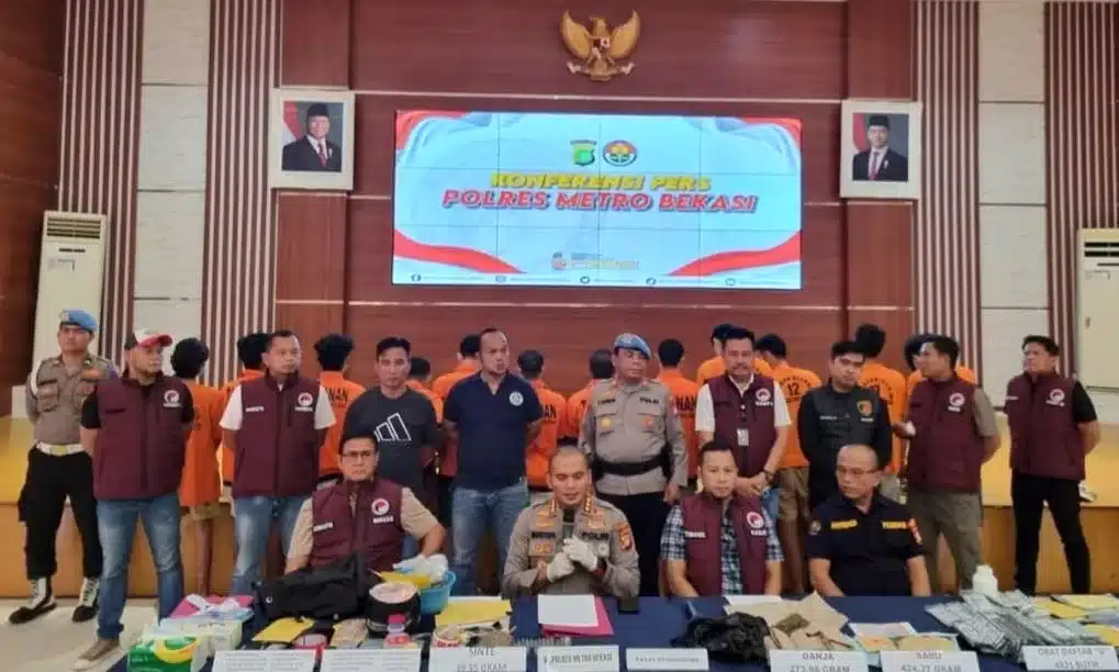 Kapolres Metro Bekasi saat jumpa pers dengan awak media.