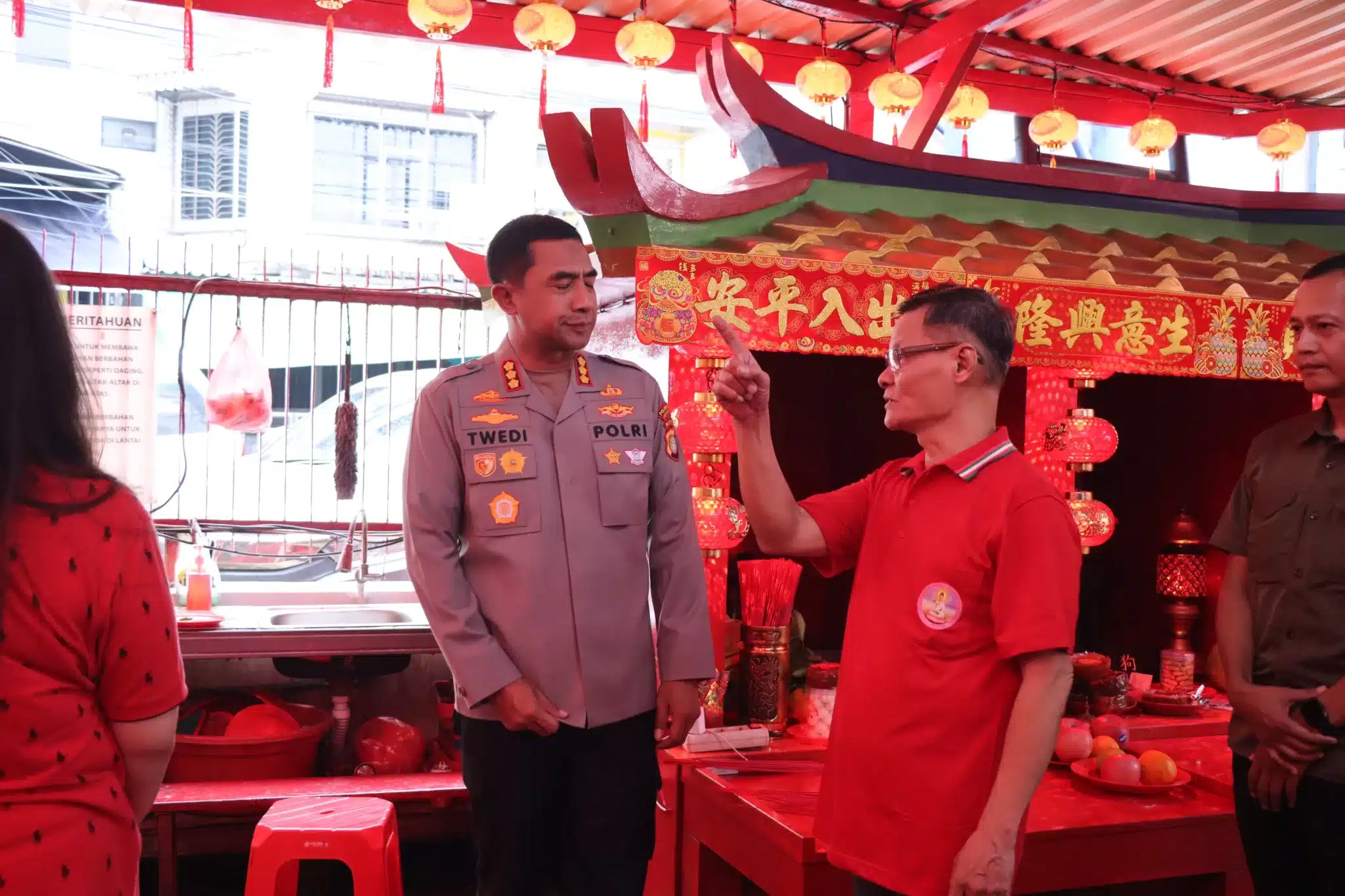 Kapolres Metro Jakarta Barat saat berkunjung ke salah satu vihara