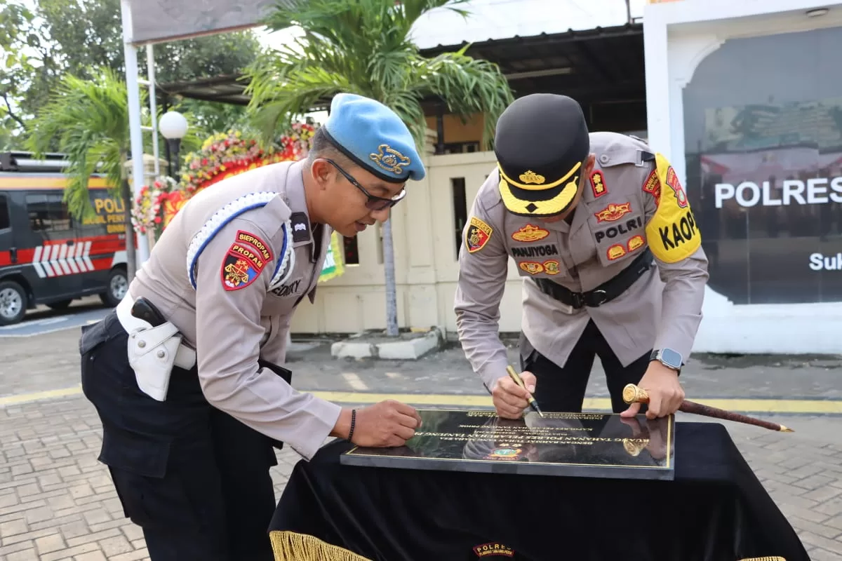 Kapolres Pelabuhan Tanjung Priok saat menandatangani prasasti renovasi rutan. (Hms for BacainD.com)