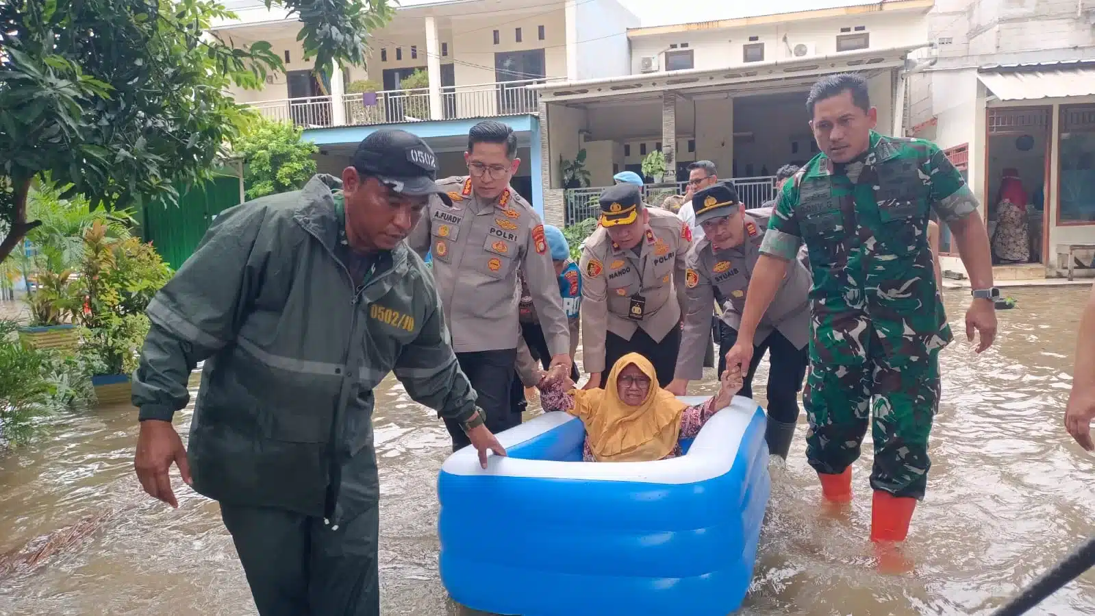 Kapolres Metro Jakarta Utara, Pimpin Evakuasi salah satu korban banjir di Semper Barat. (hms)