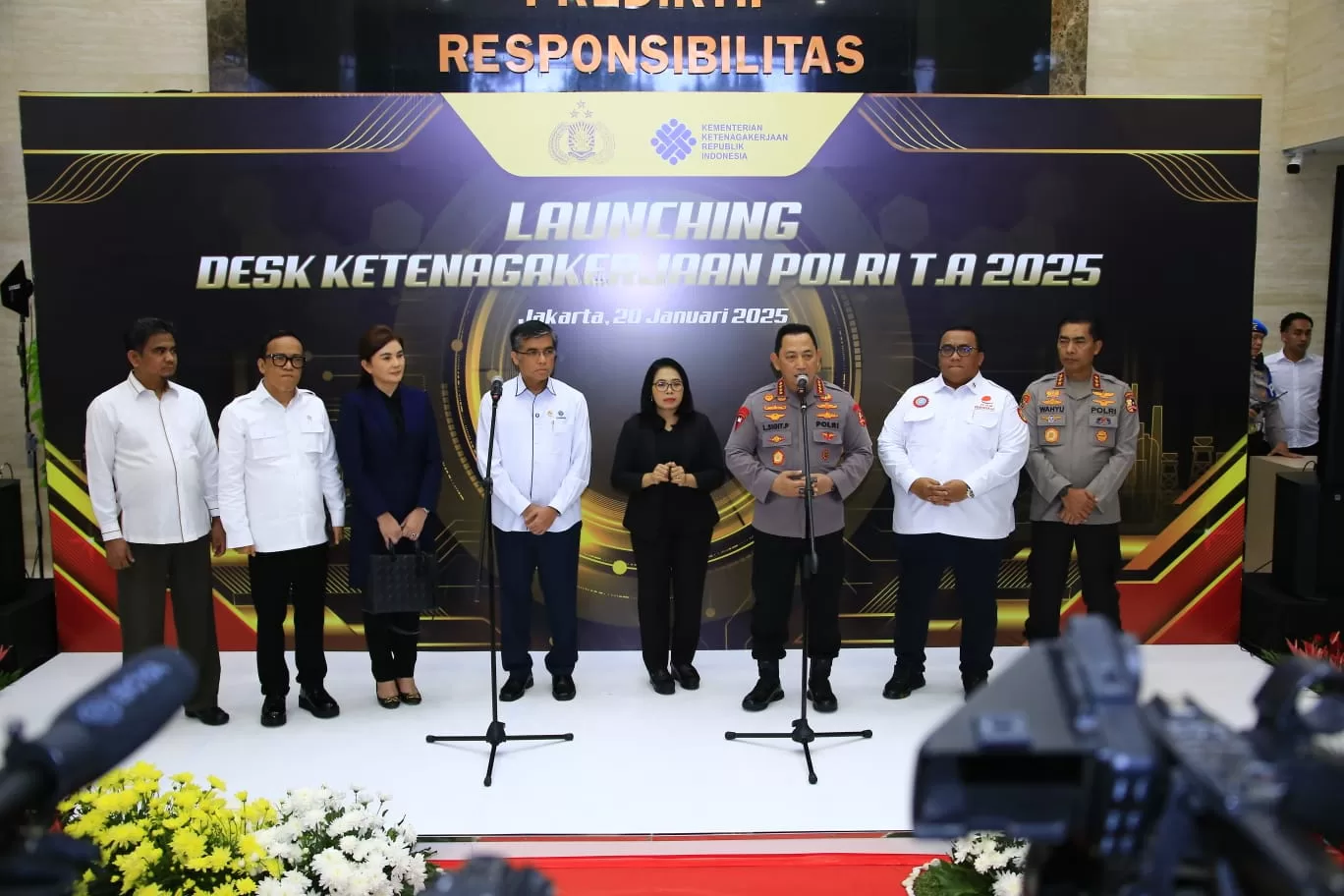 Kapolri Jenderal Polisi Drs Listyo Sigit Prabowo Resmikan Desk Ketenagakerjaan (Frm)