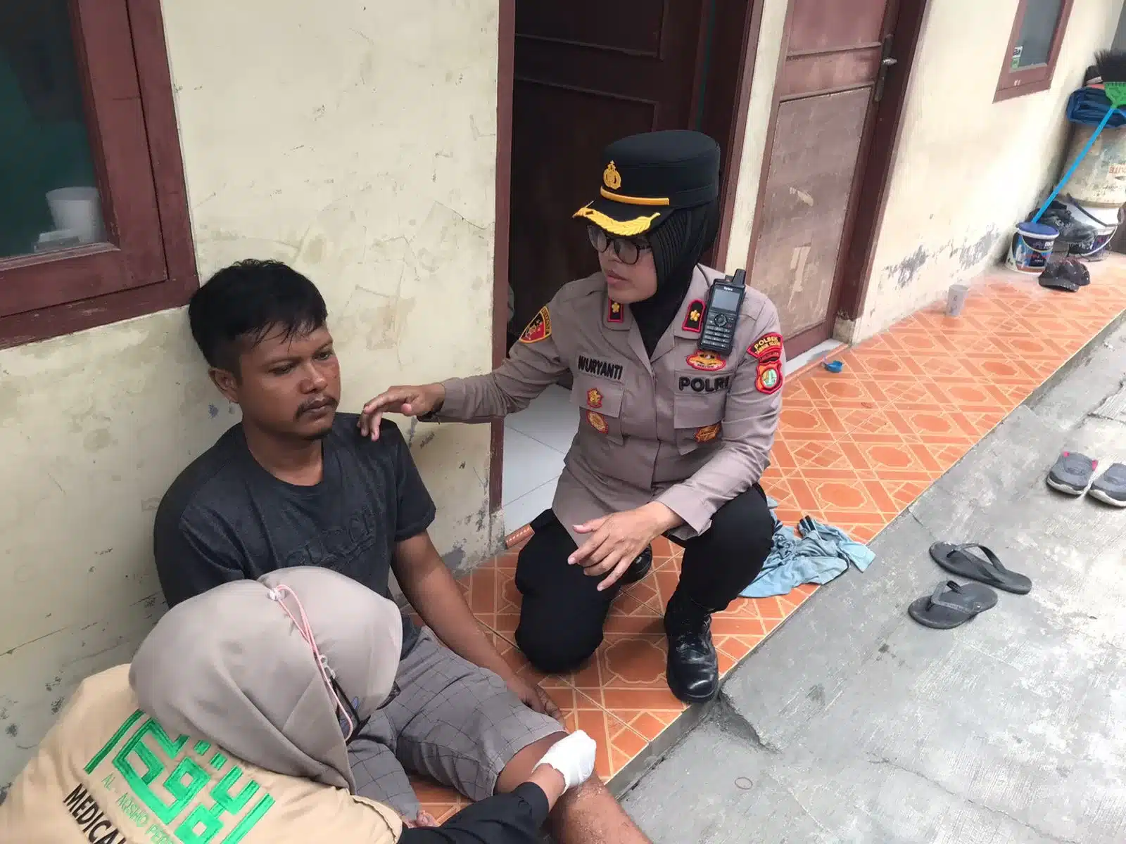 Kapolsek Tambun Selatan Berikan Trauma Healing untuk Korban Selamat Ambruknya Tower
