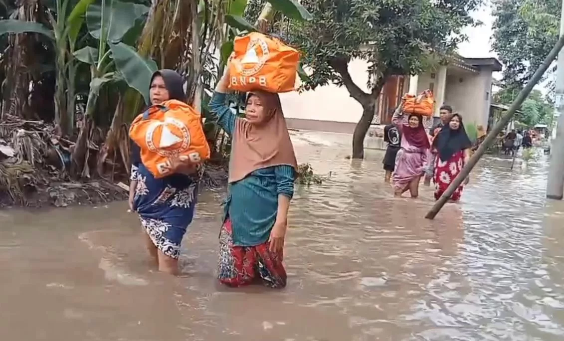 Korban banjir di Rujak Gadung, Kota Pasuruan, saat menerima bantuan beberapa waktu lalu. (BM)