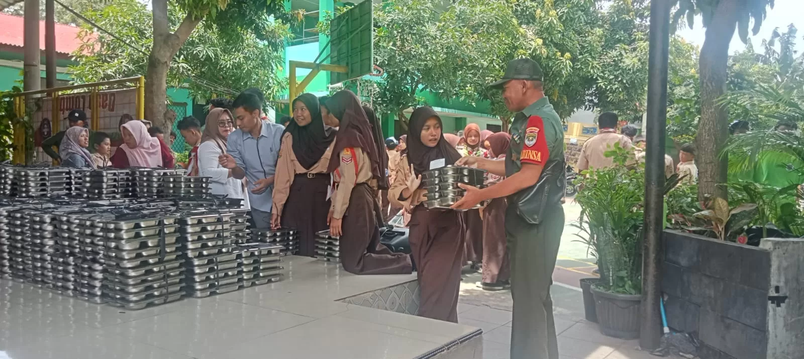 Distribusi makan bergizi gratis di Jatiasih, Kota Bekasi. (ist)