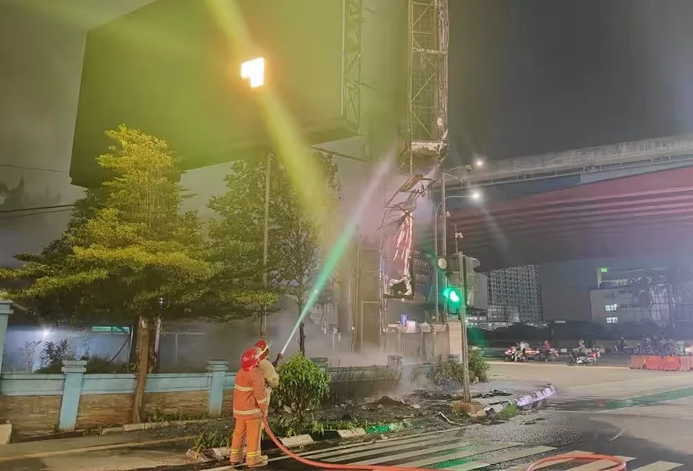 Pemadam Kebakaran saat memadamkan api pada peristiwa kebakaran videotrone di Jl A Yani Kota Bekasi. (Istimewa)