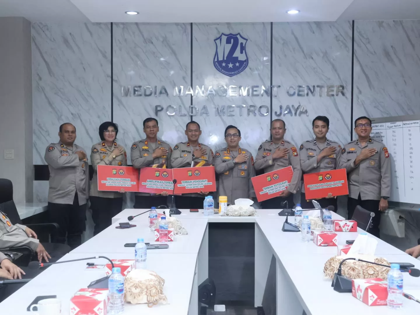 Penghargaan Kehumasan dari Kabid Humas Polda Metro Jaya. (hms for BacainD.com)