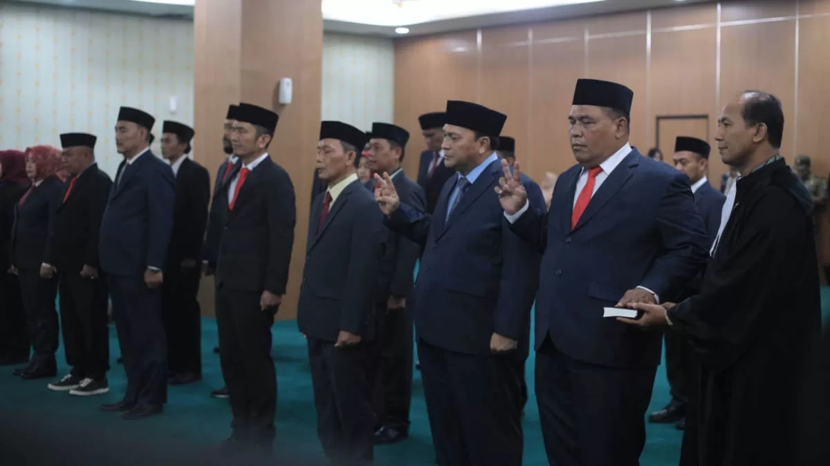 Saat prosesi pengukuhan pejabat struktural Eselon II, III, dan IV di lingkungan Pemerintah Kota Bekasi. (Hms for BacainD.com)