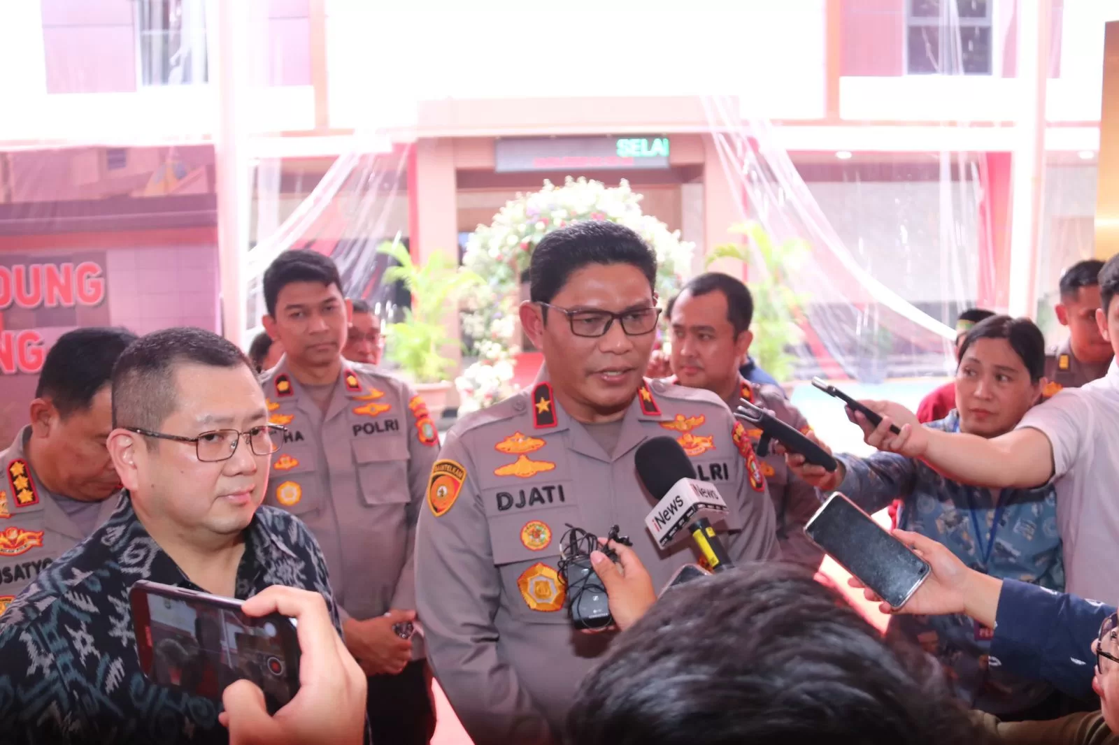 Wakapolda dan Harry Tanoesoedibjo selaku Ketua Dewan Pembina MNC Peduli saat memberikan keterangan kepada media, di peresmian Polsek Menteng. (hms)