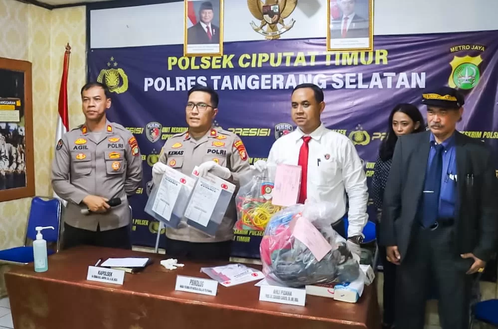 Kapolsek Ciputat Timur Saat menunjukkan sejumlah barang bukti. (Hms for BacainD.com)