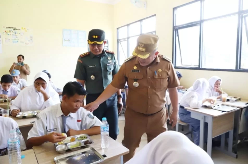 Pj Bupati bekasi, saat berada di SMA Negeri 1 Pebayuran. (Hms)