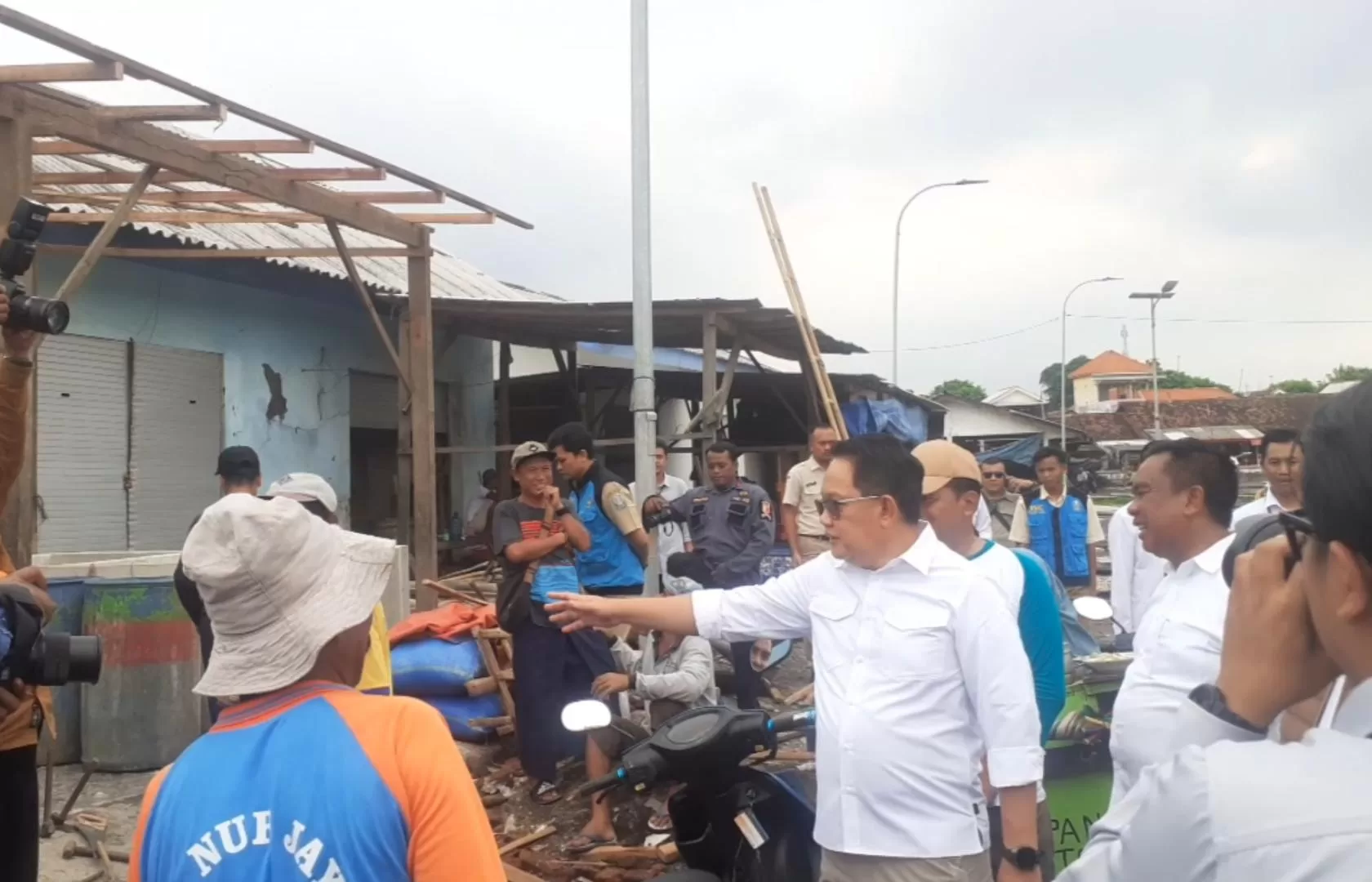 Adhy Karyono Pj Gubernur Jatim menyapa warga terdampak angin puting beliung (BM)