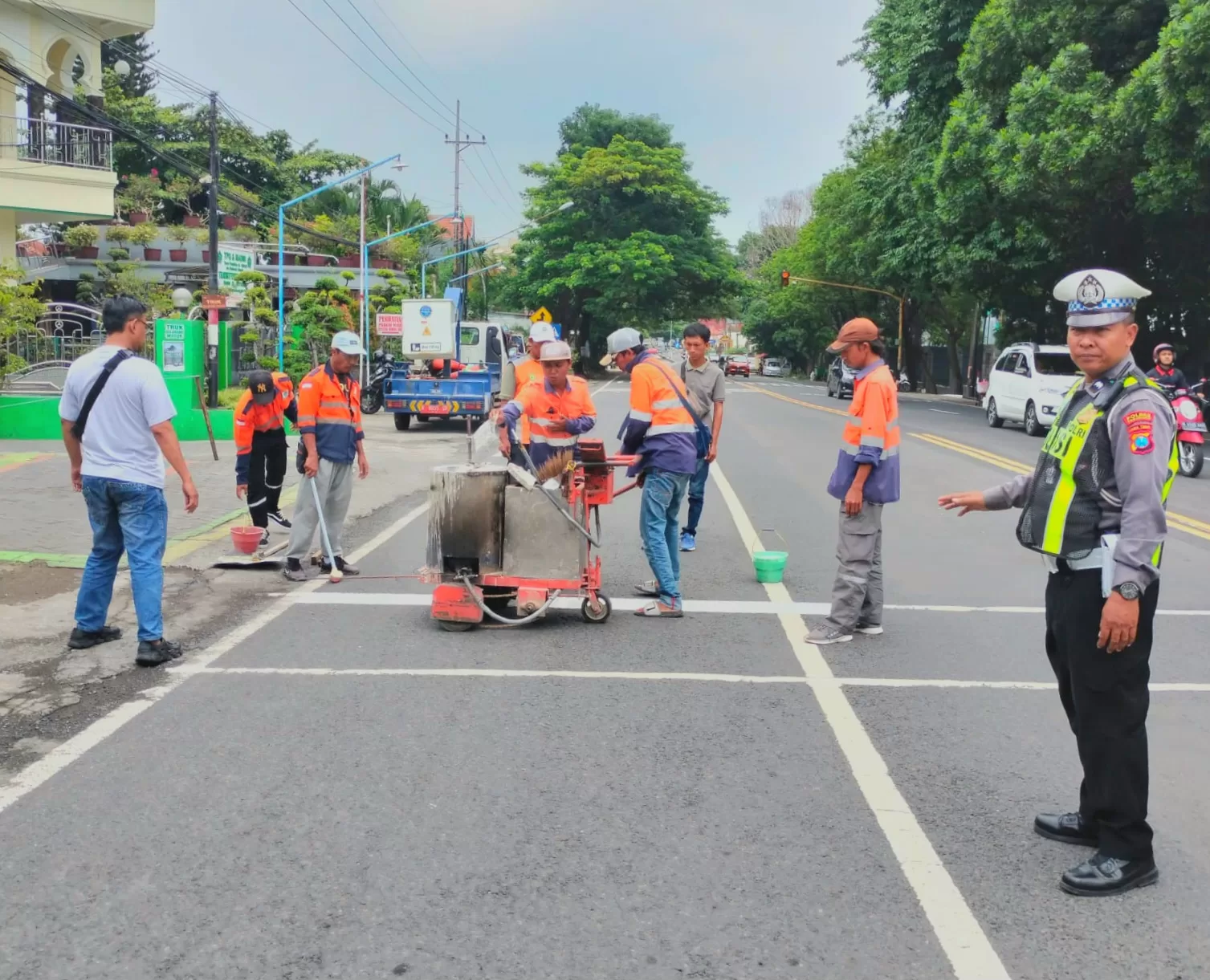 Polisi saat memantau proses meninggikan pita kejut