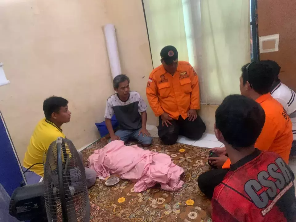 Tim SAR saat menyerahkan jasad MHA kepada orang tua korban di rumah duka. (ist)