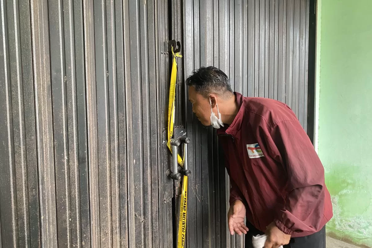 TKP jasad bocah terbungkus sarung yang ditemukan di sebuah ruko kosong di Jalan Inspeksi Kalimalang, Kampung Jati Baru, Tambun Selatan, Kabupaten Bekasi. (Ist/kompas)