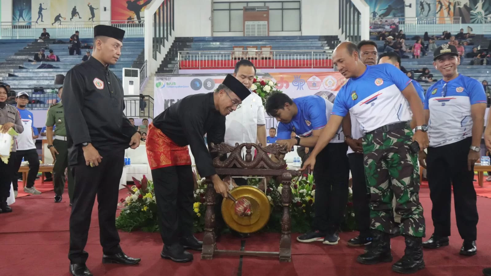 Tabuh Gong tanda dimulainya kejuaraan pencak silat Piala Kapolres Metro Jakarta Timur Open 2025