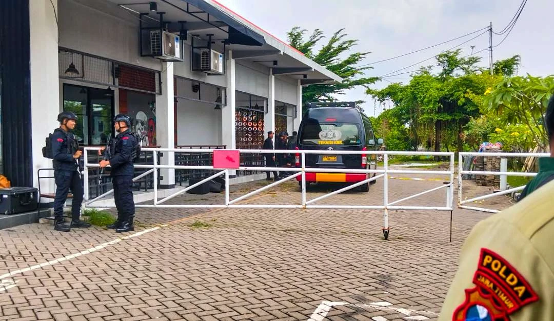 Temuan Koper Mencurigakan di Teras Cafe SPBU di Arteri Porong Sidoarjo. (Istimewa)