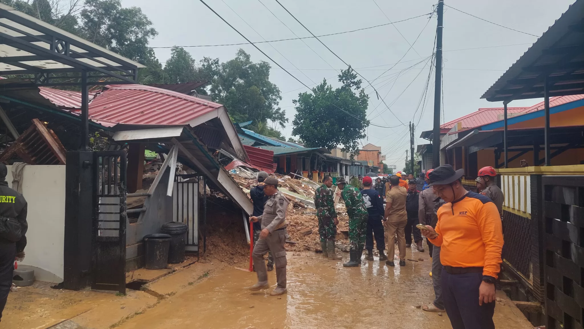 Tim Gabungan dari Polda Kepri saat membantu membersihkan material (Alim Bachrie)