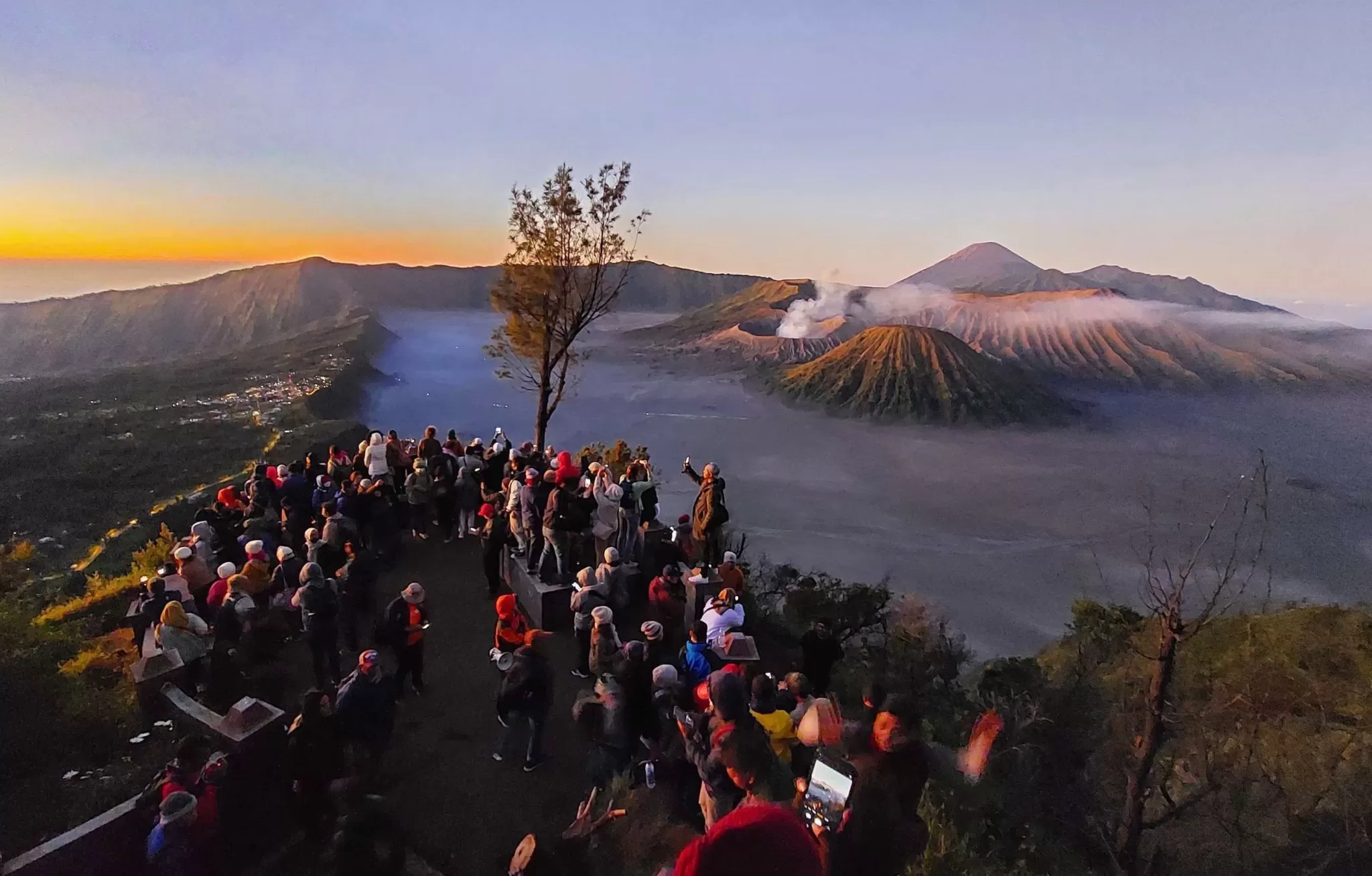 Wisatawan menikmati keindahan gunung bromo. (ist)