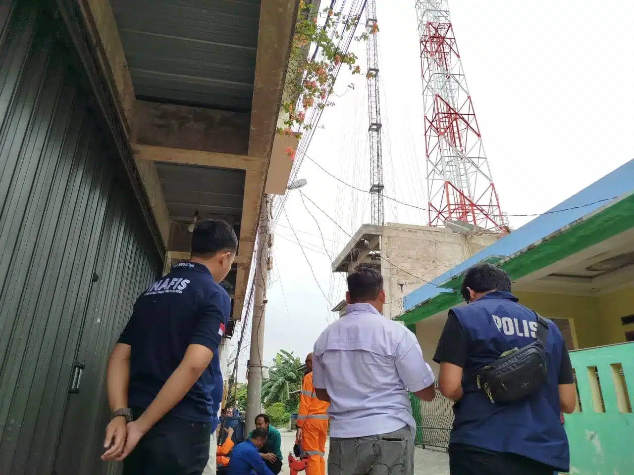 anggota kepolisian saat di lokasi ambruknya coran tower