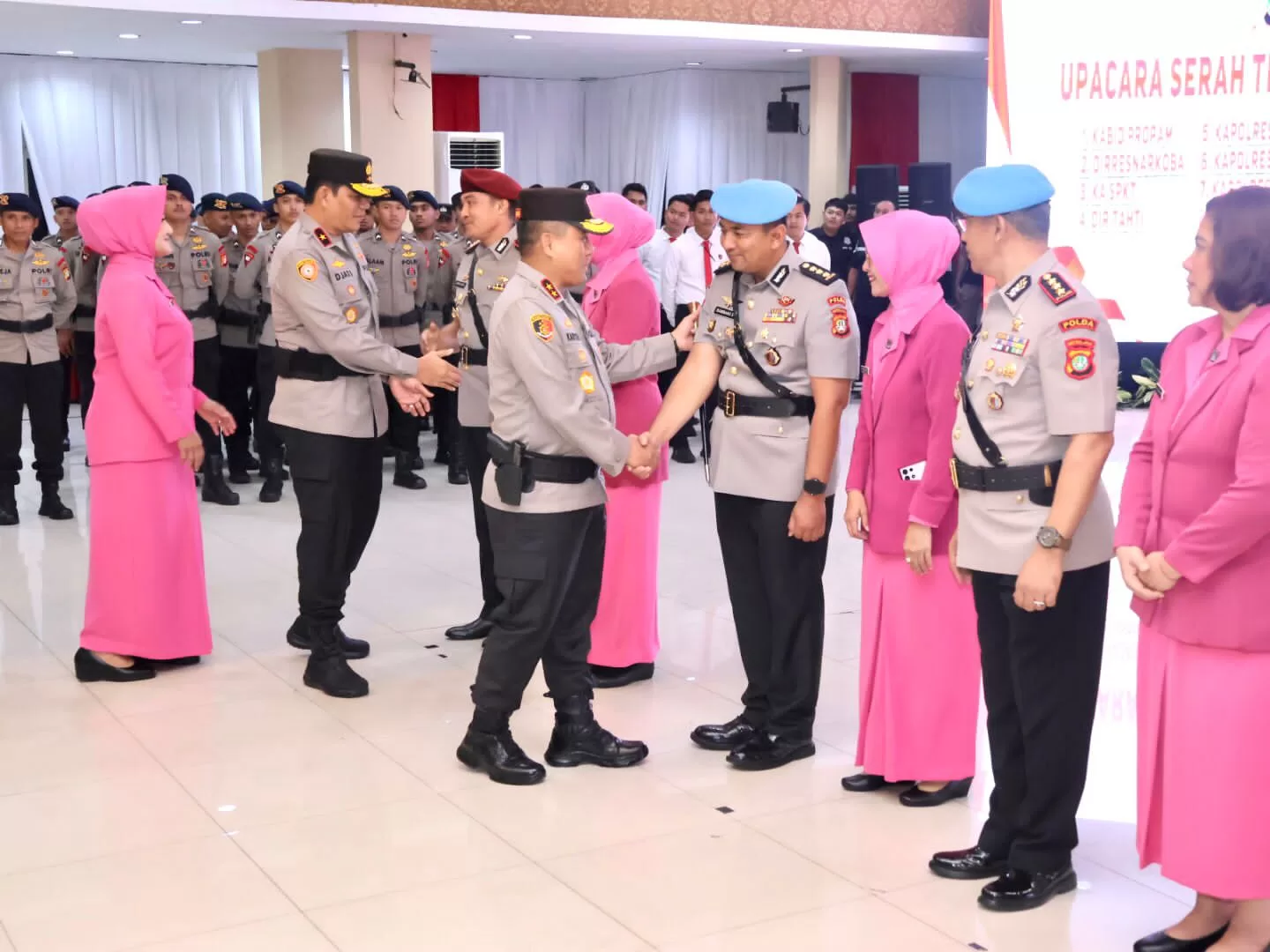 Kapolda Metro Jaya saat memberikan selamat kepada pejabat yang mengikuti sertijab. (Hms for BacainD.com)
