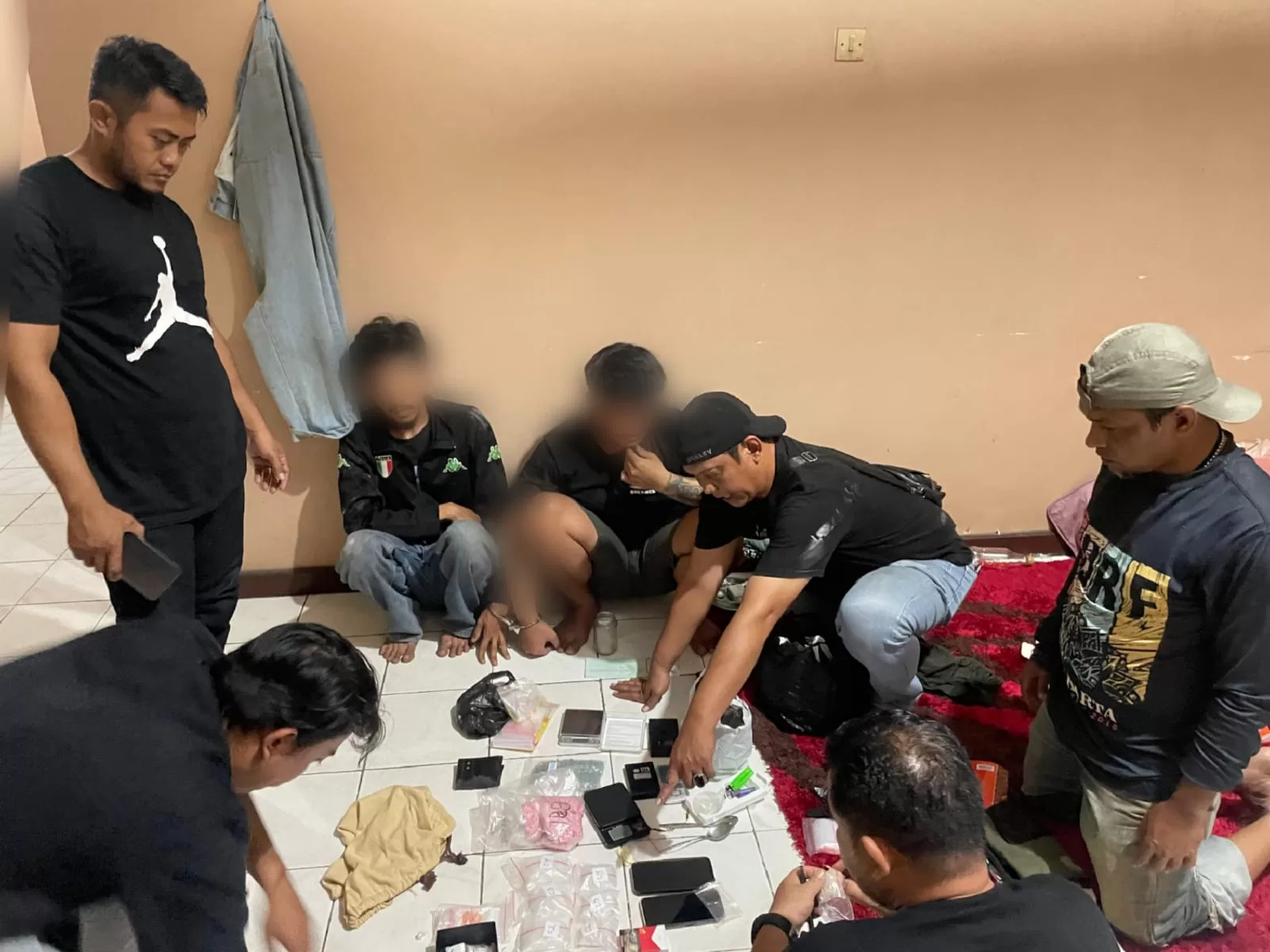 Tersangka saat diamankan oleh pihak Kepolisian. (Hms for BacainD.com)