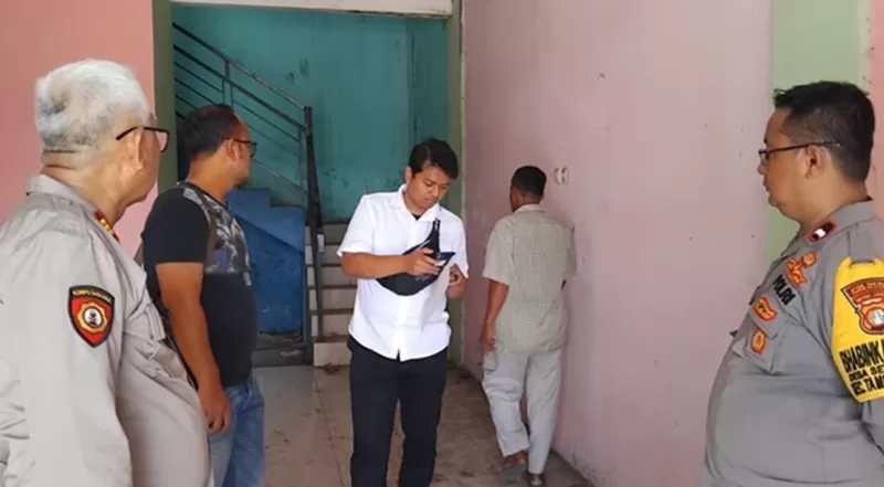 Polsek Tambun Selatan saat melakukan olah TKP di Ruko Kosong tempat ditemukannya Jasad Bocah. (Dok. Polsek)