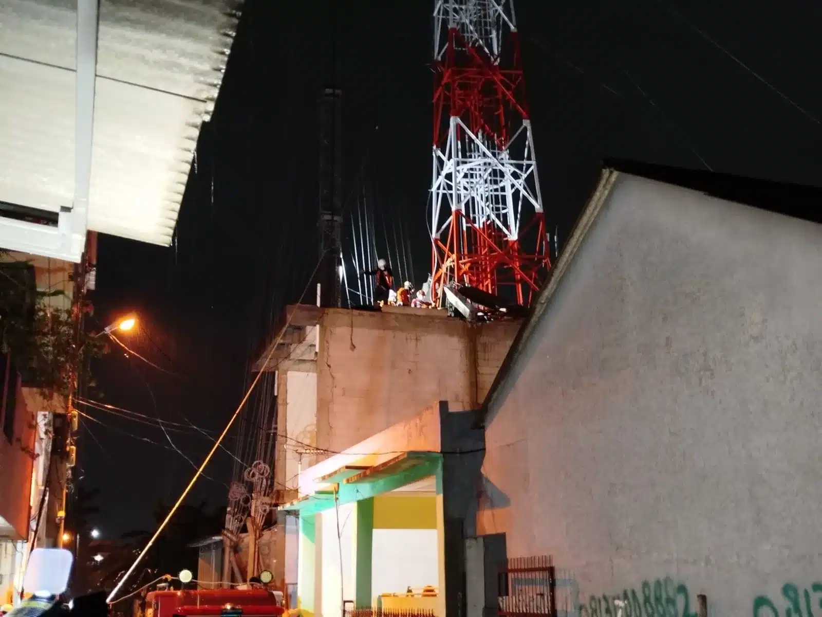 Berjibaku ditengah derasnya hujan saat Proses Evakuasi Korban. (Frm)