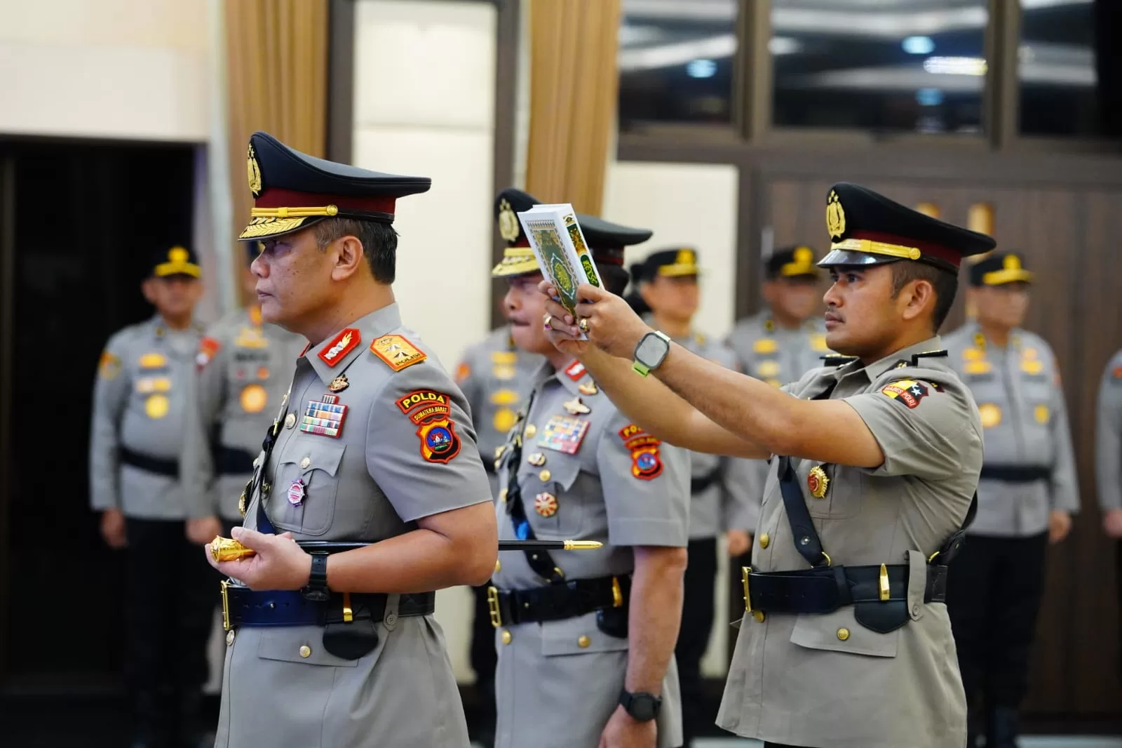 Proses pengambilan sumpah di upacara Serahterima Jabatan (Sertijab) Kapolda Sumatera Barat. (hms for BacainD.com)