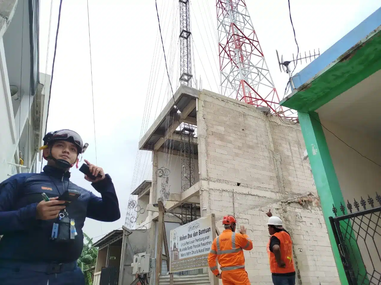 Tower ambruk di Tambun Utara Kabupaten Bekasi. (Frm)