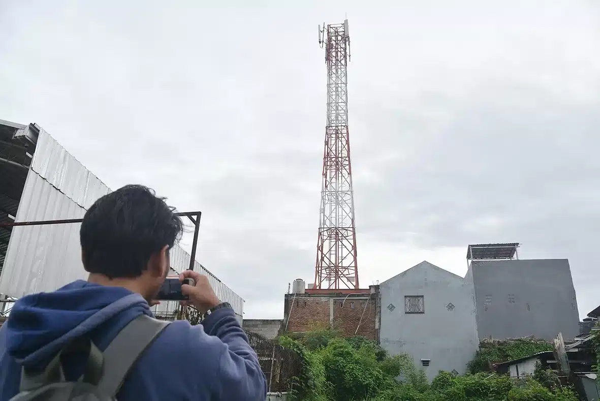 Tower dibangun di atas rumah warga, di Perum Telaga Emas, Harapan Baru, Bekasi Utara, Kota Bekasi. (Ist/Radar Bekasi)