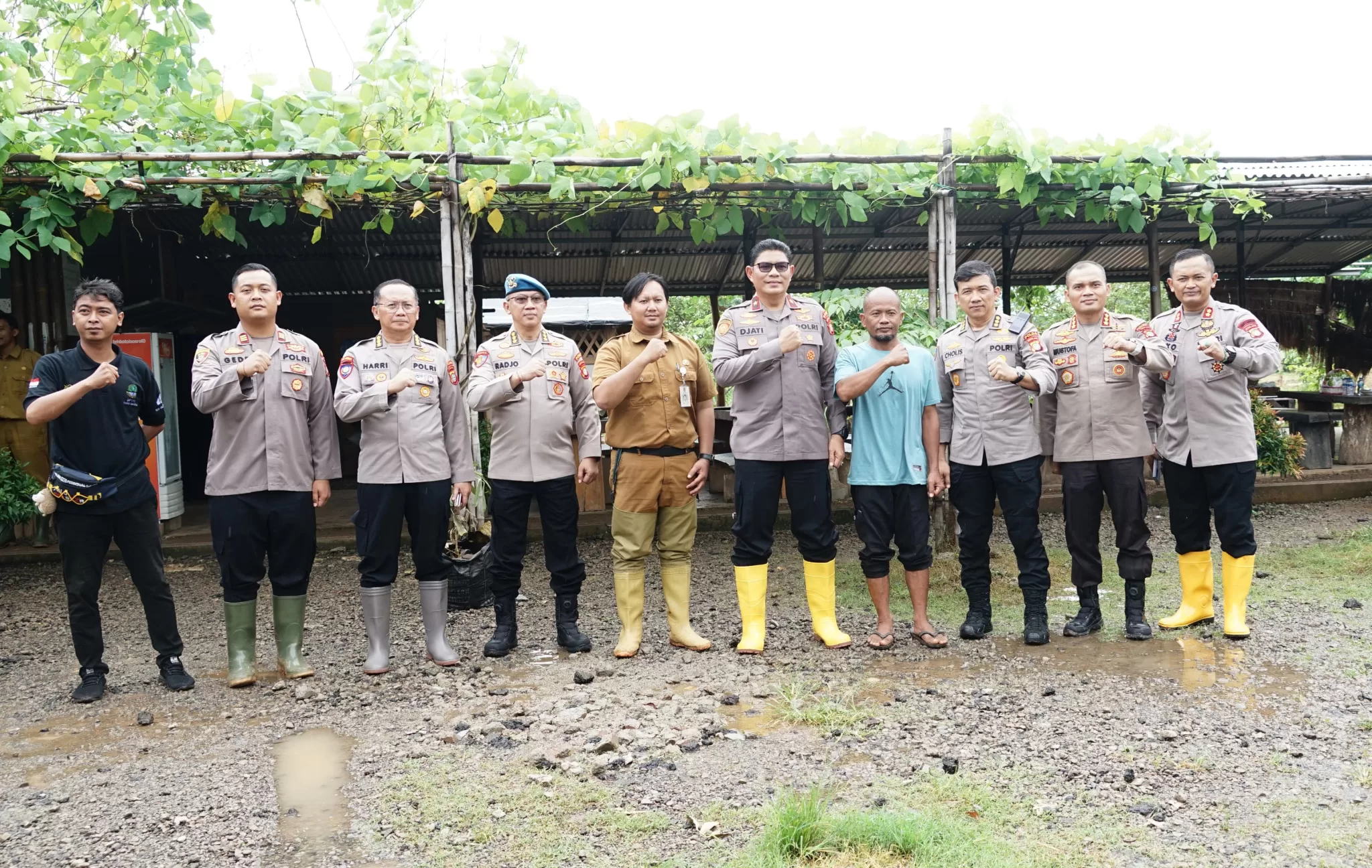 Wakapolda Metro Jaya dan Kapolres Metro Bekasi saat meninjau Kesiapan Lahan Program Penanaman Jagung Serentak di Tarumajaya. (Hms for BacainD.com)