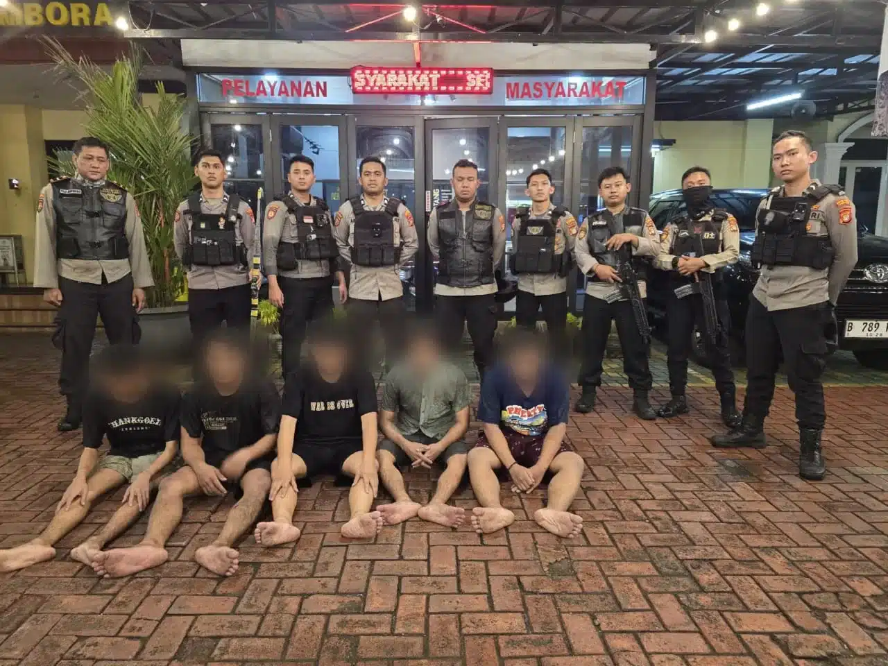 5 Pemuda saat diamankan oleh Tim Patroli Perintis Presisi Polri. (Hms)