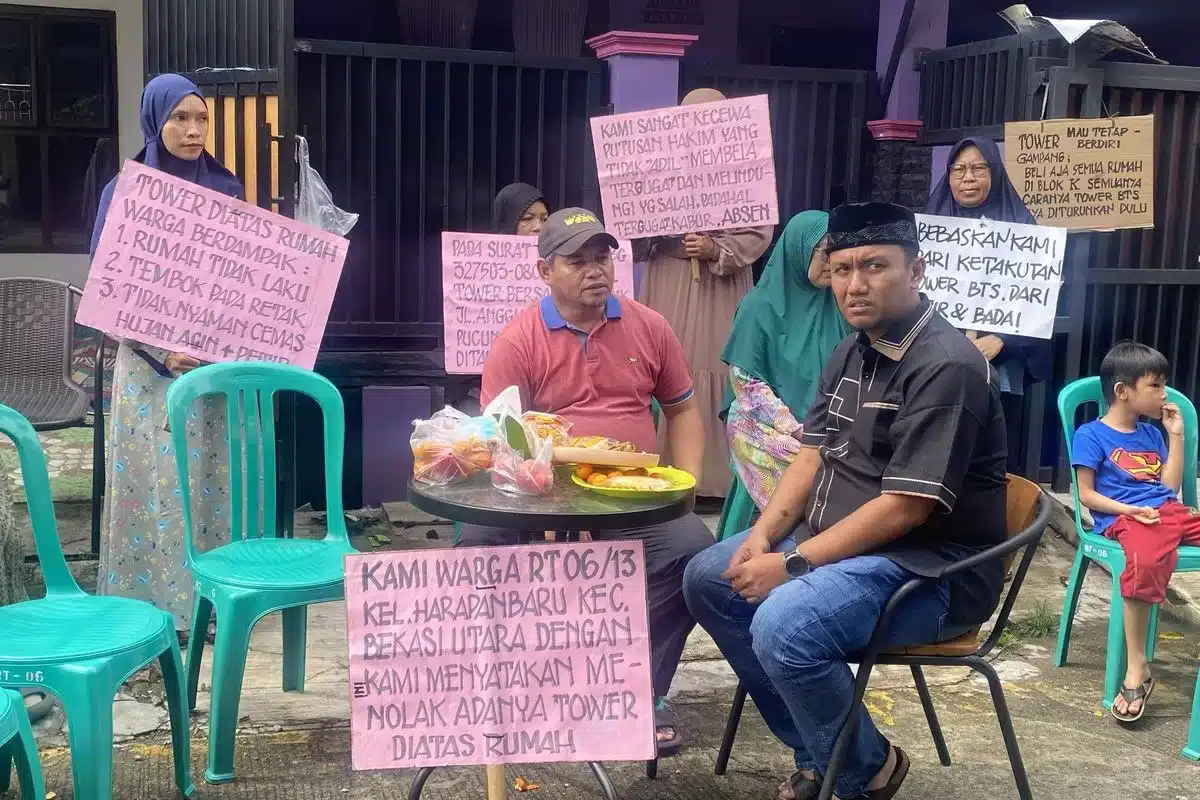 Anggota Komisi III DPRD Kota Bekasi, Muhammad Kamil Syaiku, saat berada di sekitar lokasi tower yang dibangun di atap rumah warga Perum Telaga Mas. (ist)