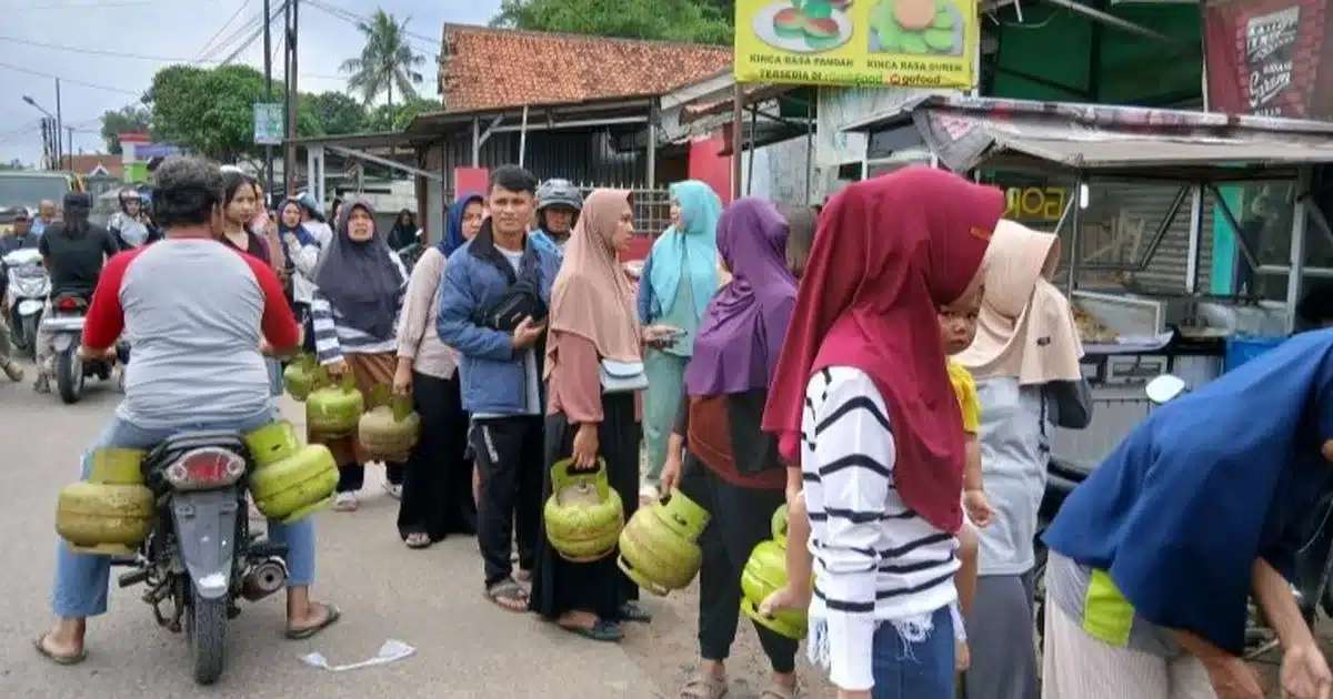Antri, Puluhan warga antri LPG Melon 3 Kg. (Ist)