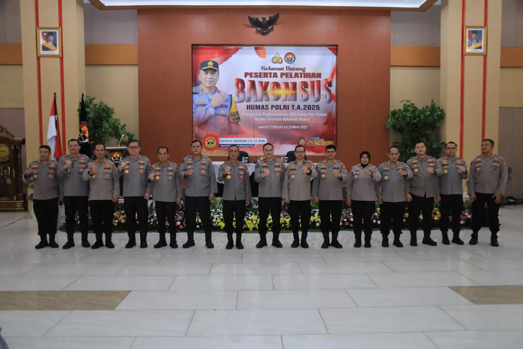 Kepala Divisi Humas Polri, Irjen Pol Sandi Nugroho, foto bersama saat membuka pelatihan Bakomsus Humas Polri Tahun Anggaran 2025