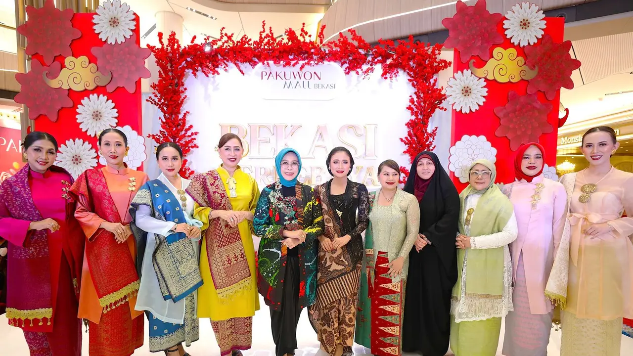 Penasihat Dharma Wanita Persatuan (DWP) Kementerian Sosial, Fatma Saifullah Yusuf saat berada di acara Bekasi Berkebaya. (ist)