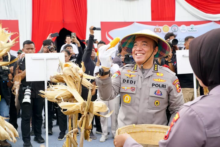 Inspektur Pengawasan Umum (Irwasum) Polri, Komjen Pol. Dedi Prasetyo menunjukkan jagung hasil panen di Madiun, Jawa Timur. (hms for BacainD.com)