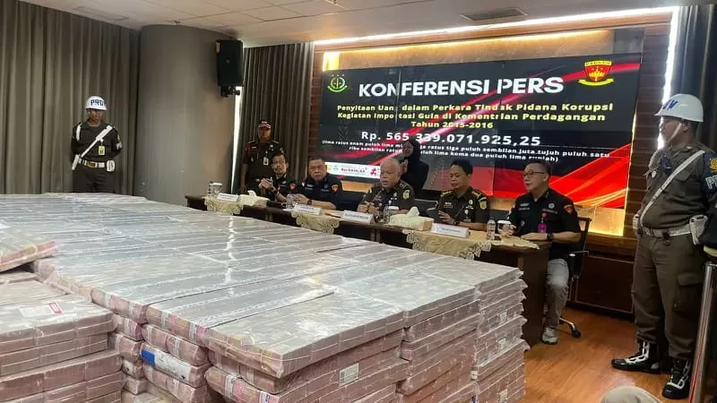 Jampidsus Kejagung saat menunjukkan barang bukti sitaan Dugaan Korupsi Impor Gula Kemendag. (Ist)