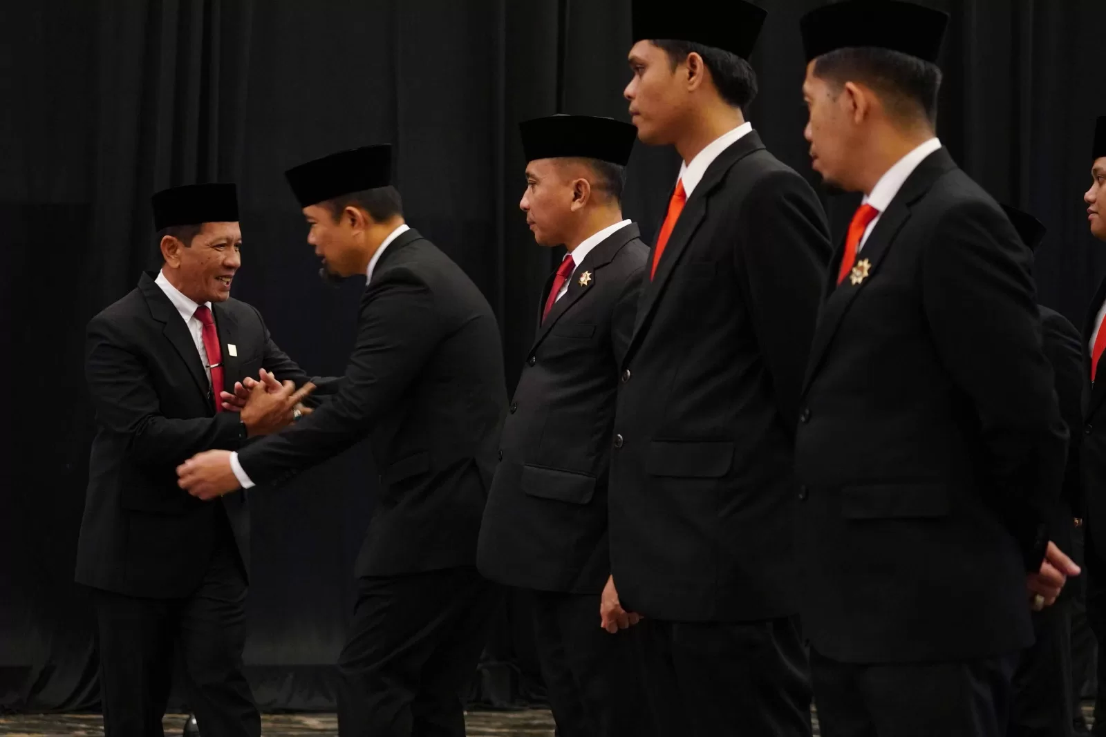 Kakanwil Kemenkum Sulawesi Selatan saat memberikan selamat kepada salah satu pejabat yang dilantik menjadi PPNS. (Ist)