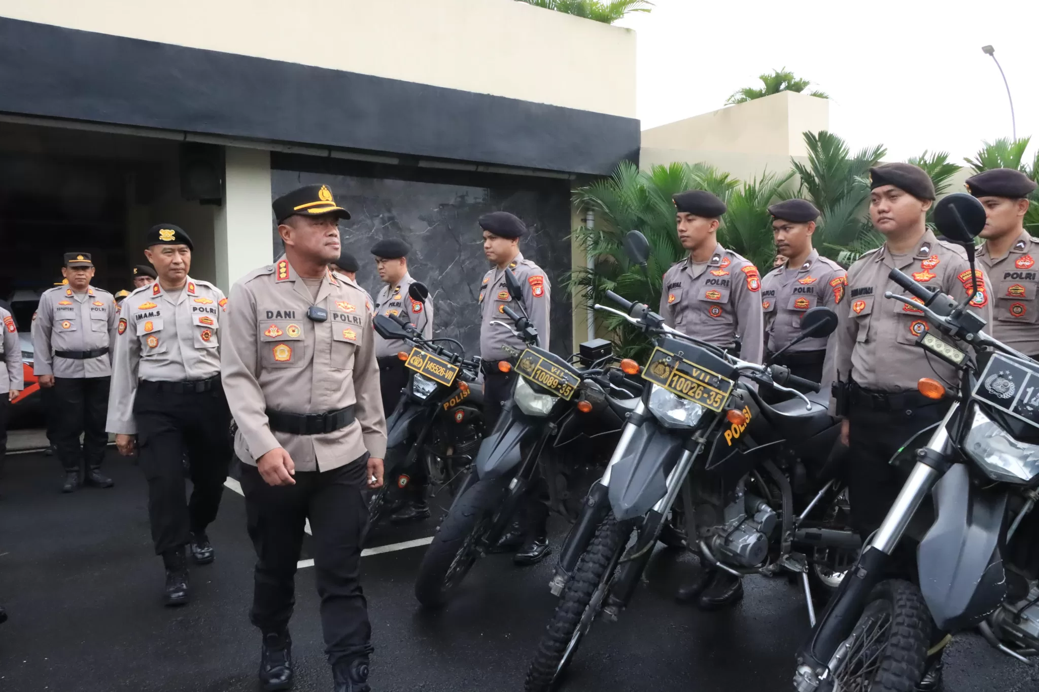 Kapolres Dani saat melakukan pengecekan kendaraan dinas roda dua. (Hms)