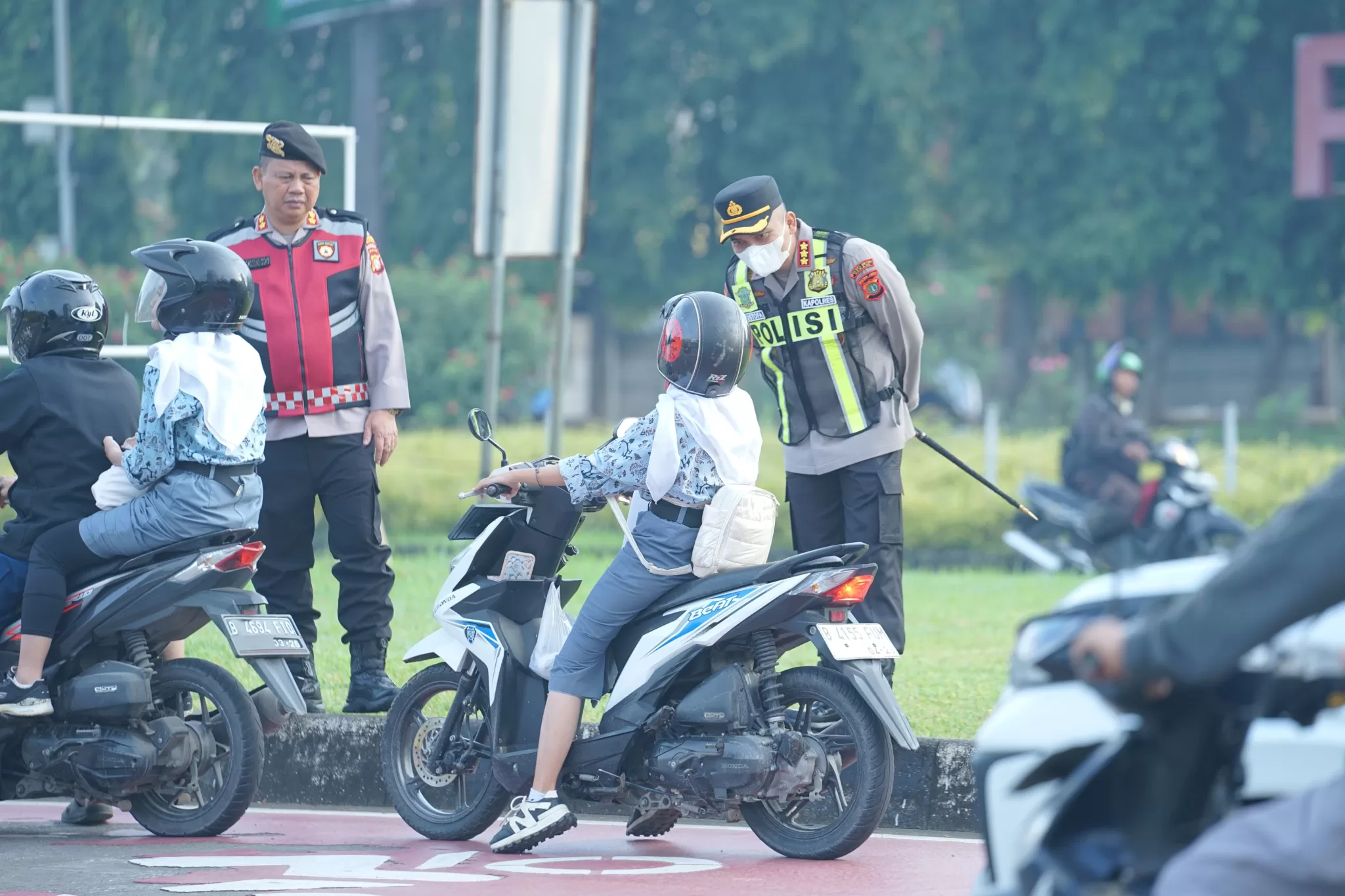 Kapolres Metro Bekasi saat menyapa salah satu pelajar. (Hms for BacainD.com)