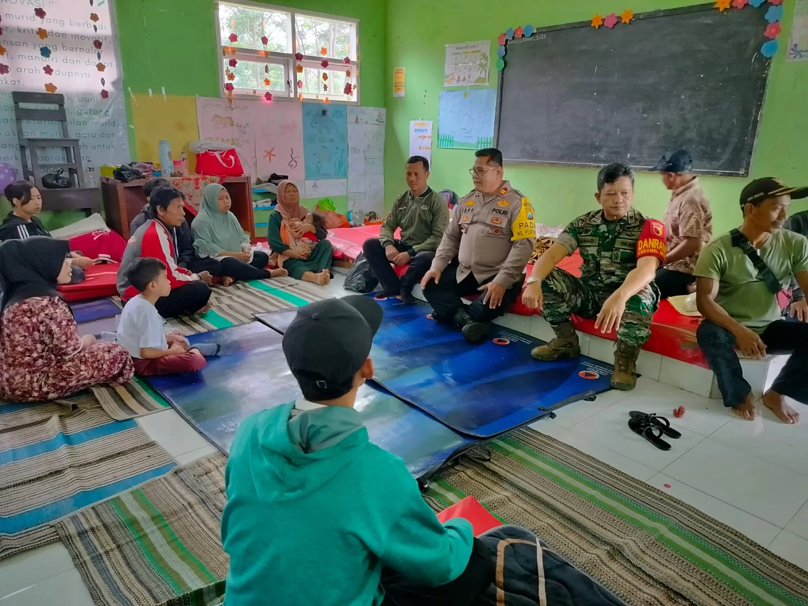 Kapolres Pasuruan saat berikan trauma healing kepada anak-anak korban bencana alam tanah gerak. (hms)