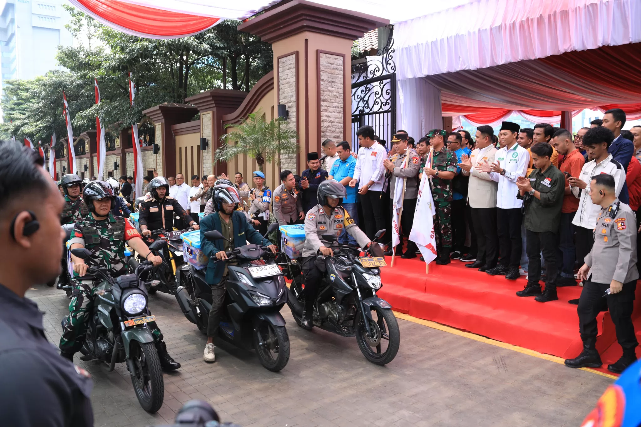 Kapolri bersama Panglima TNI saat memberangkatkan penyaluran Baksos. (Hms for BacainD.com)