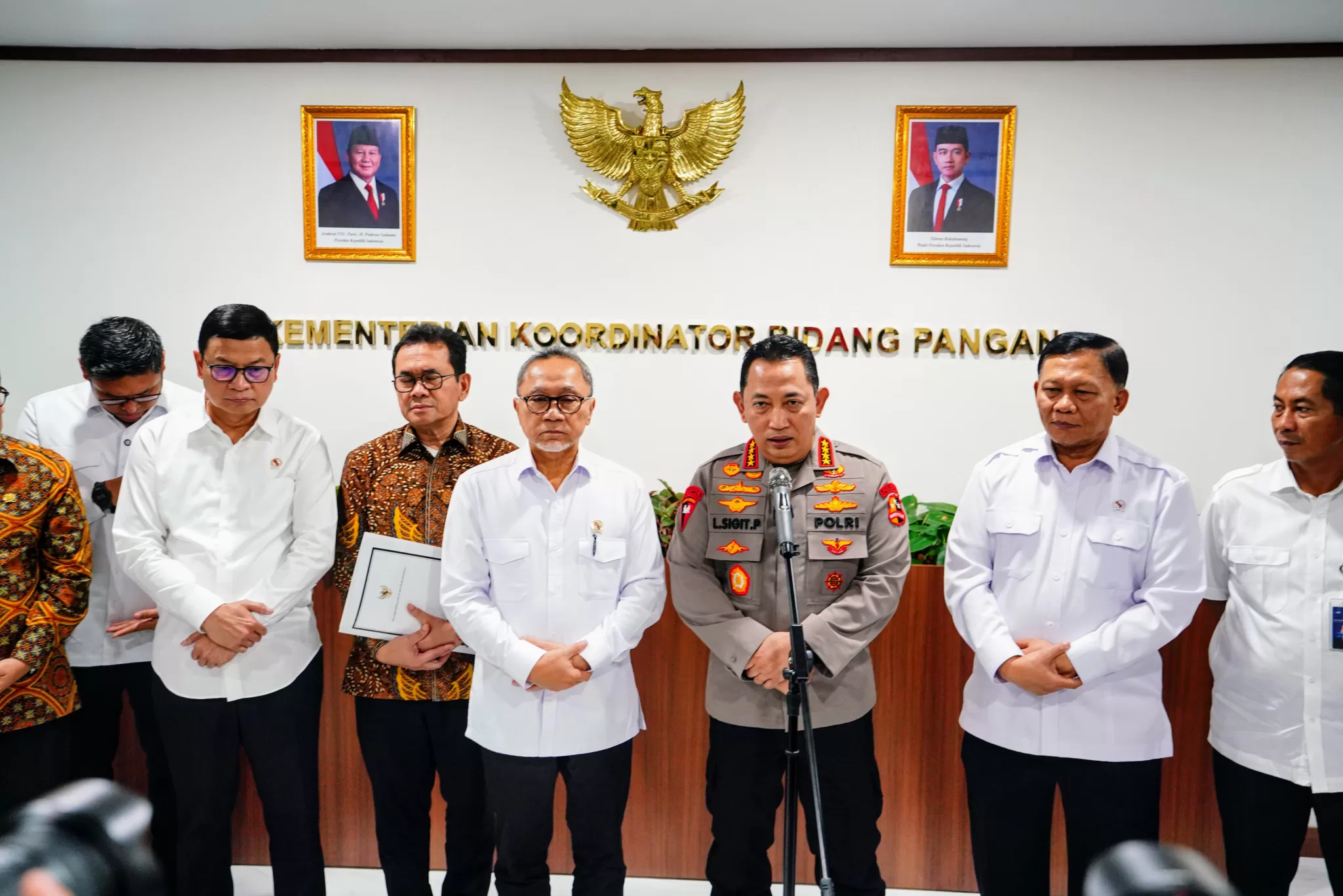 Kapolri didampingin Menko Pangan Zulkifli Hasan, saat memberikan keterangan kepada awak media. (Hms for BacainD.com)